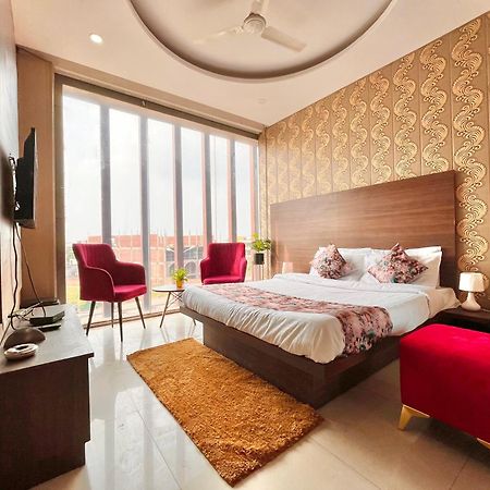 Hotel The Pearl Grand - Top Rated ! Most Awarded ! Parking ! Lift ! Luxury Rooms ! Best Selling Zirakpur 외부 사진