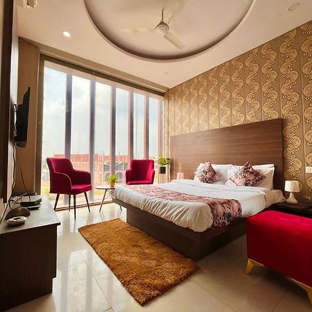 Hotel The Pearl Grand - Top Rated ! Most Awarded ! Parking ! Lift ! Luxury Rooms ! Best Selling Zirakpur 외부 사진