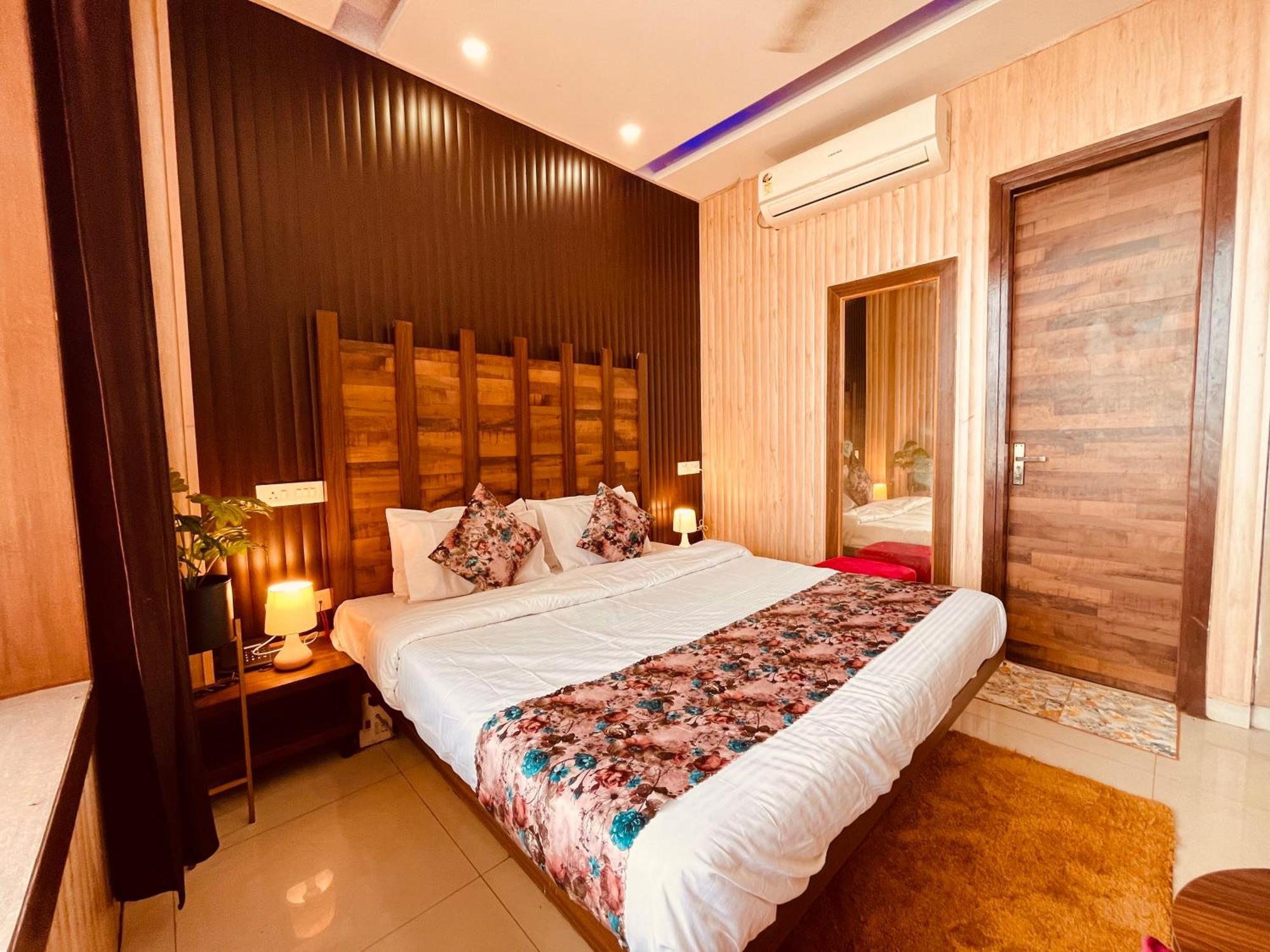 Hotel The Pearl Grand - Top Rated ! Most Awarded ! Parking ! Lift ! Luxury Rooms ! Best Selling Zirakpur 외부 사진