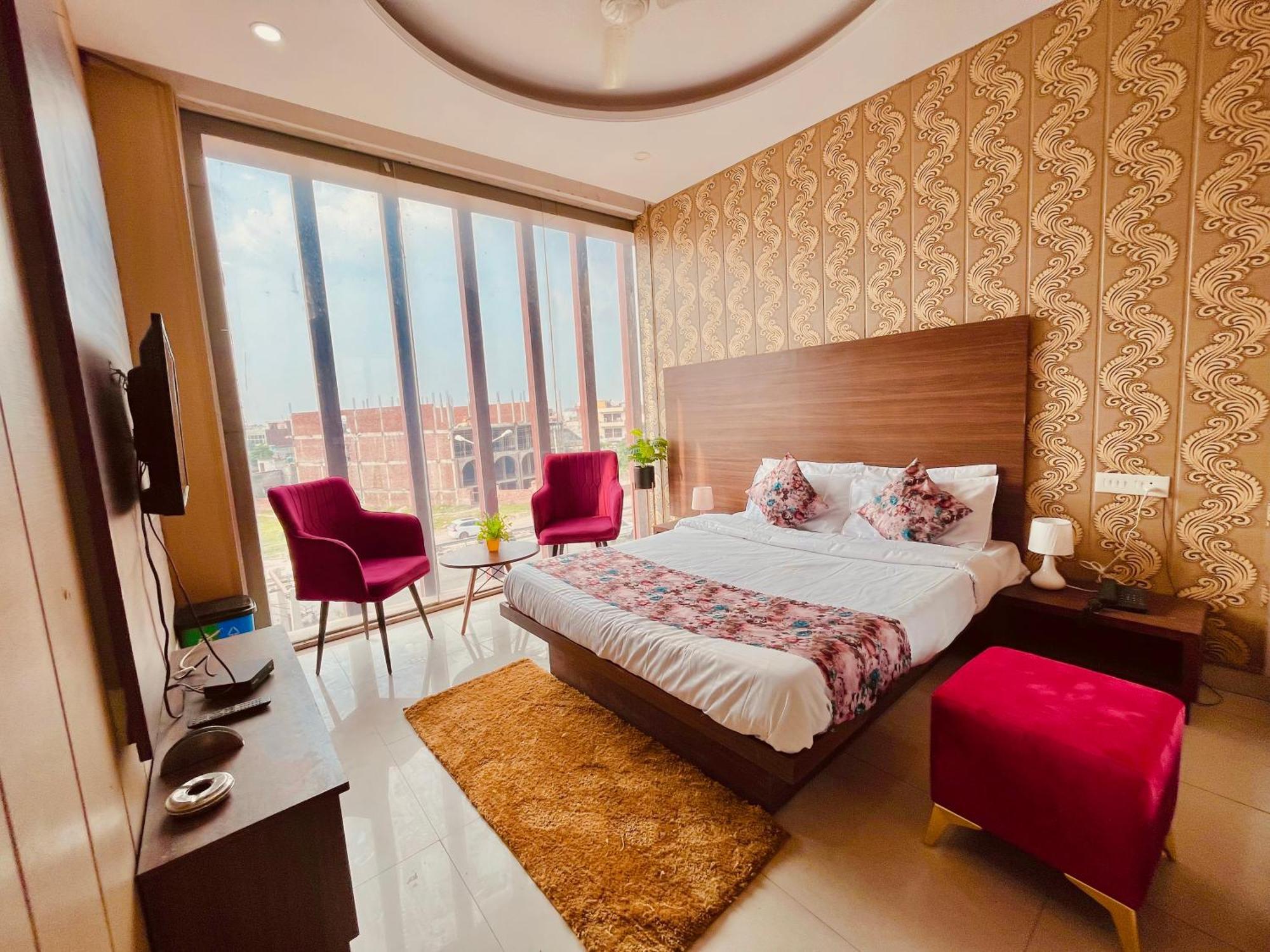 Hotel The Pearl Grand - Top Rated ! Most Awarded ! Parking ! Lift ! Luxury Rooms ! Best Selling Zirakpur 외부 사진