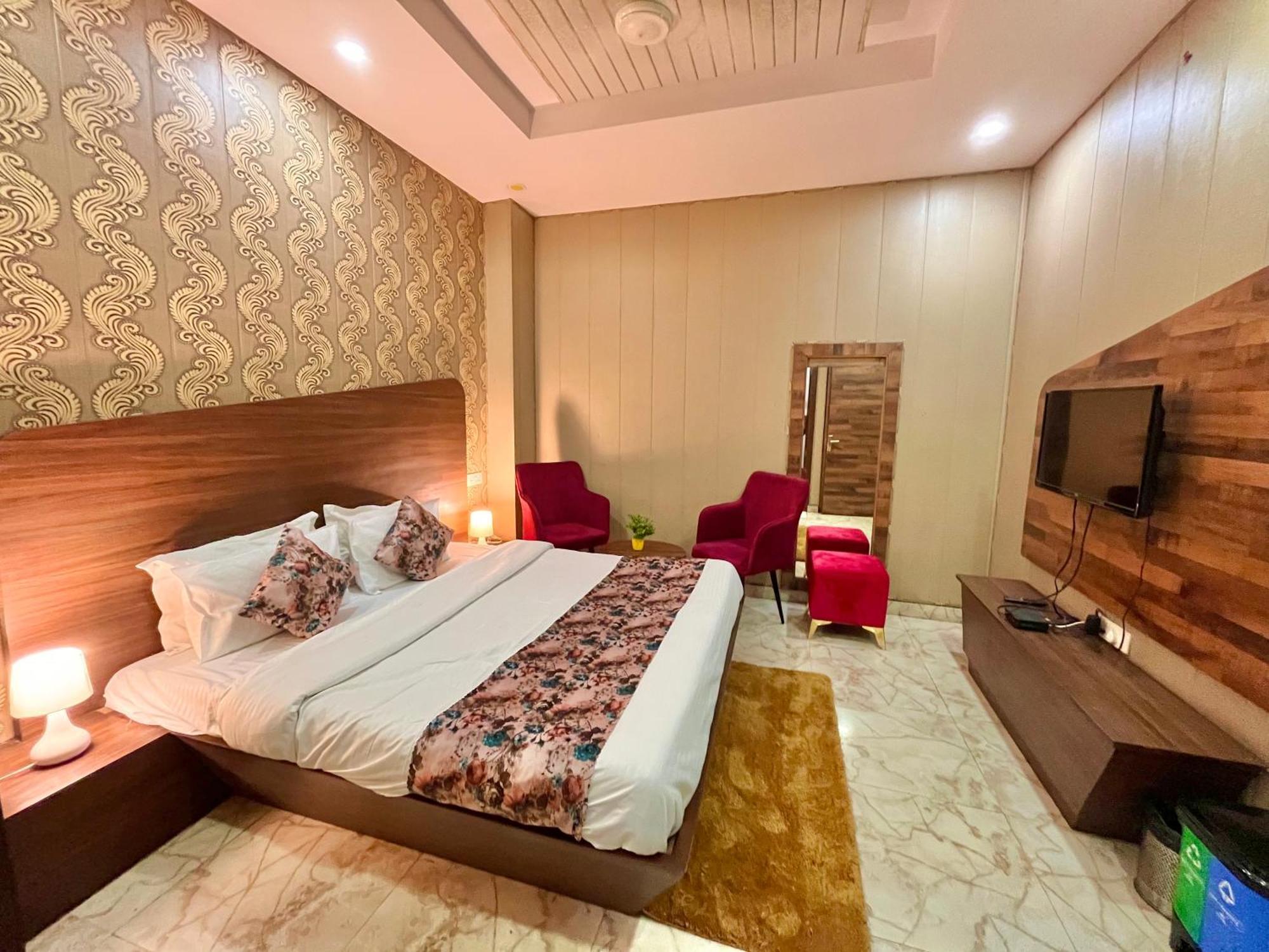 Hotel The Pearl Grand - Top Rated ! Most Awarded ! Parking ! Lift ! Luxury Rooms ! Best Selling Zirakpur 외부 사진