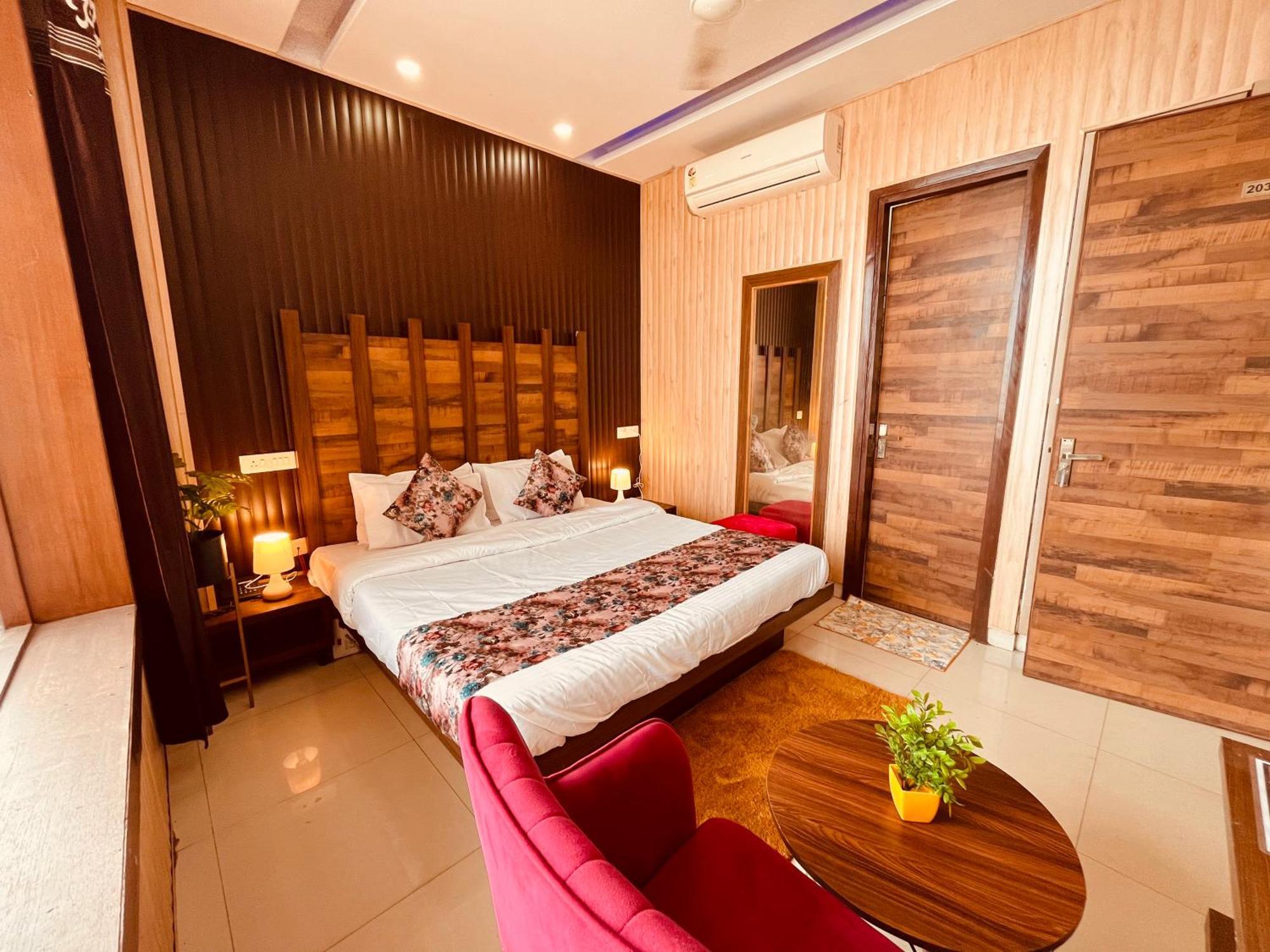 Hotel The Pearl Grand - Top Rated ! Most Awarded ! Parking ! Lift ! Luxury Rooms ! Best Selling Zirakpur 외부 사진