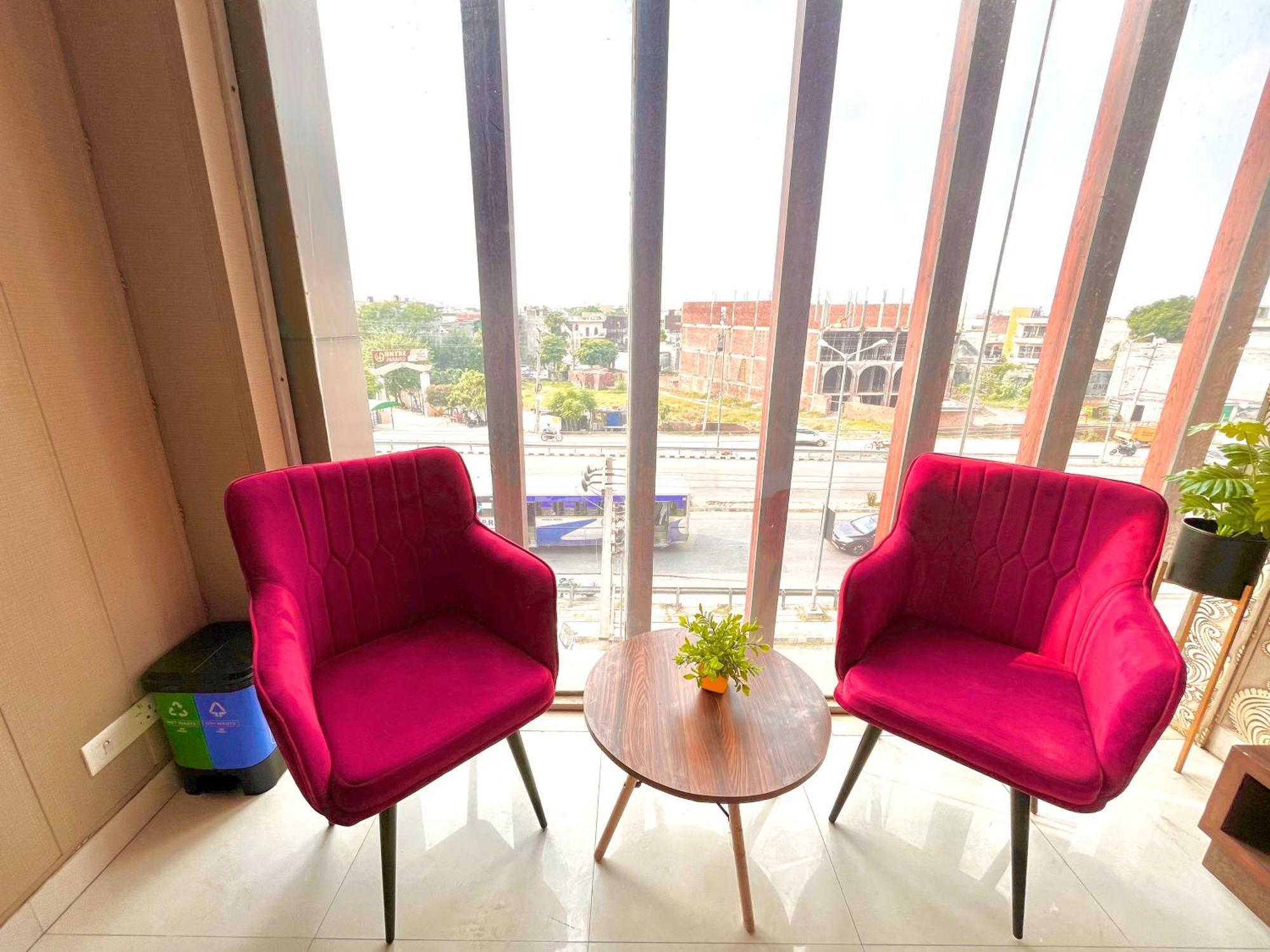 Hotel The Pearl Grand - Top Rated ! Most Awarded ! Parking ! Lift ! Luxury Rooms ! Best Selling Zirakpur 외부 사진