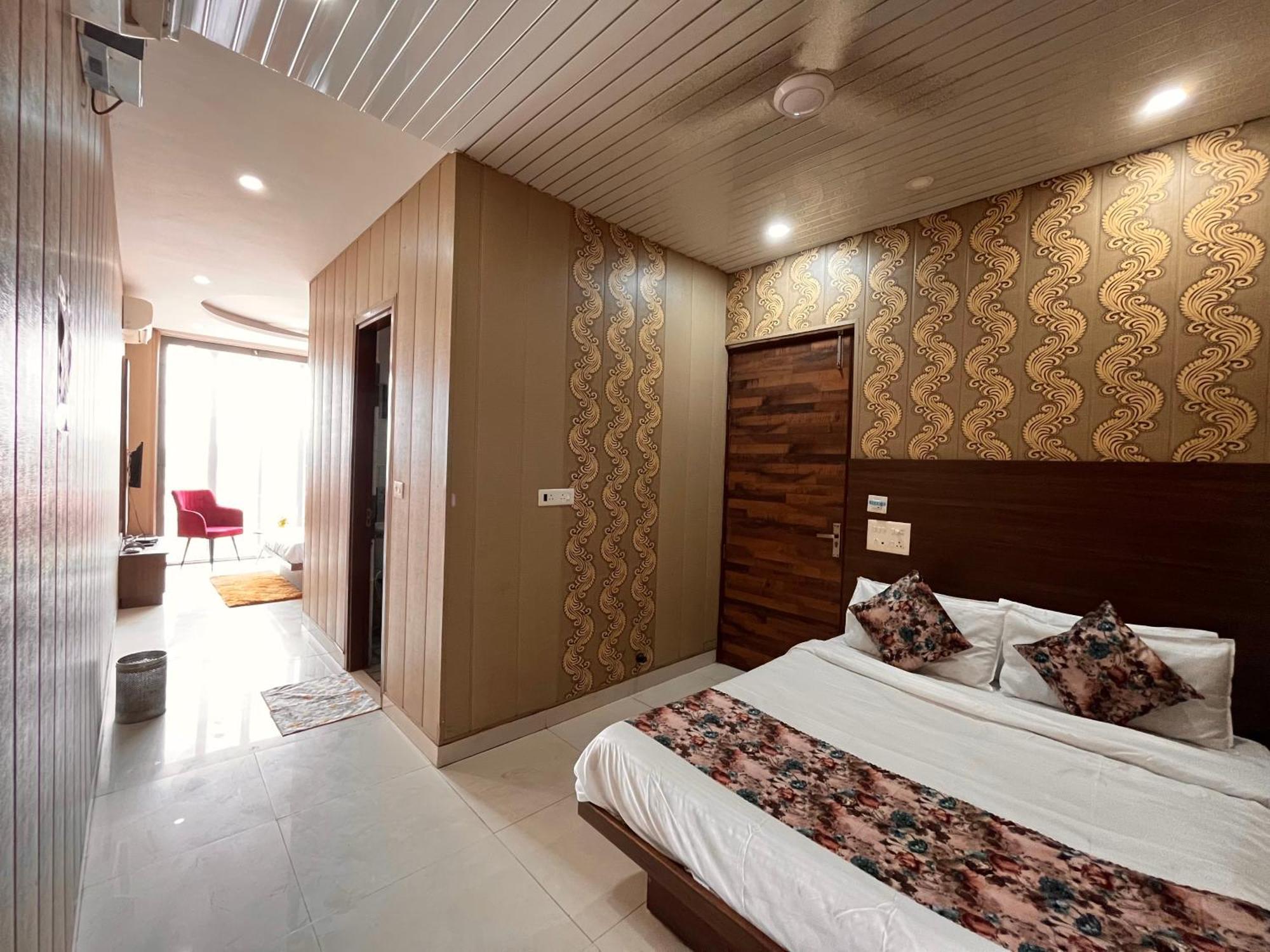 Hotel The Pearl Grand - Top Rated ! Most Awarded ! Parking ! Lift ! Luxury Rooms ! Best Selling Zirakpur 외부 사진